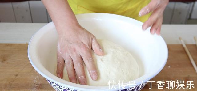 美味|饺子别再煮着吃,教你这样做,外皮金黄酥脆,馅料滑嫩流汁,美味