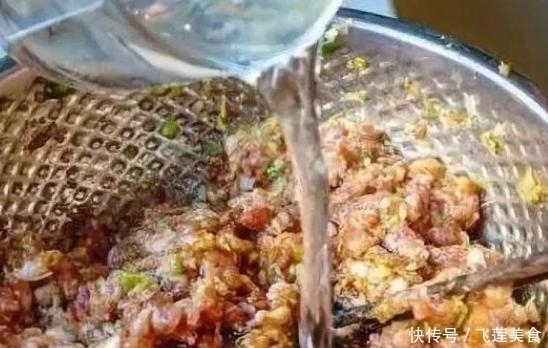 拌饺子馅只会放老抽?难怪不好吃,放这三样调料,饺子又香肉不腥