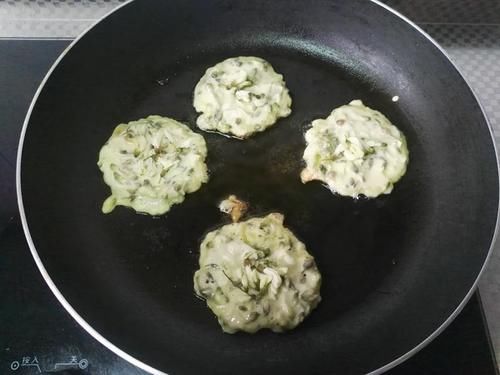 洋槐花上市了，清火又养颜，洋槐花这样做，孩子一口一个吃得香