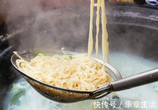 擀面杖|手擀面为啥一煮就断？和面时多放一味料，面条爽滑劲道不易断