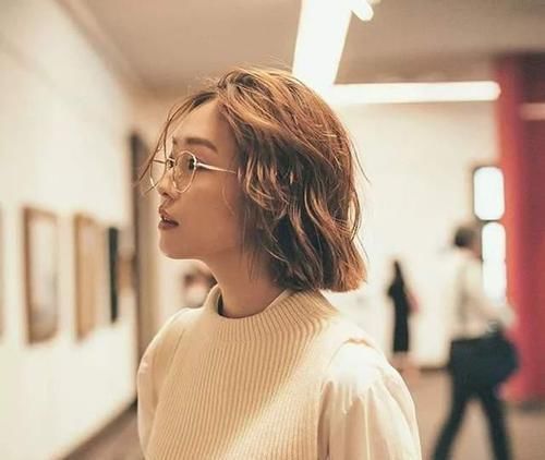 波纹|放弃你的“黑长直”吧,今年流行这3款“发型”,显嫩又能显脸小