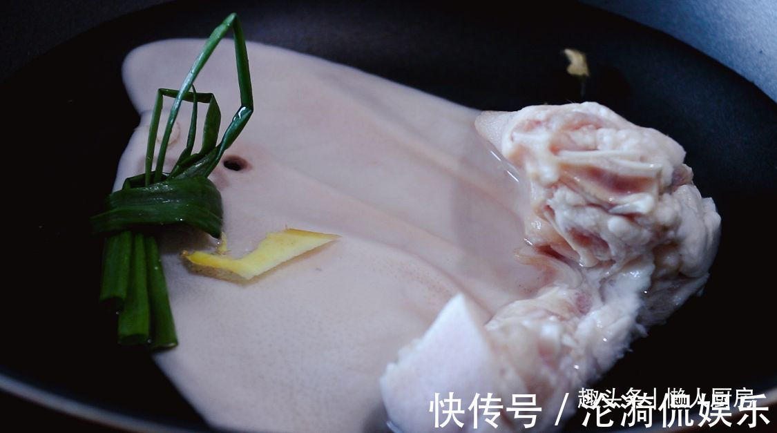 年夜饭的压轴菜，脆耳黄金卷，好吃又好看，寓意心花怒放