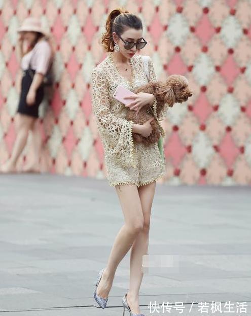 连衣裙|街拍：清新时尚的气质美女，柔美大方的连衣裙帅气大方，简约时尚