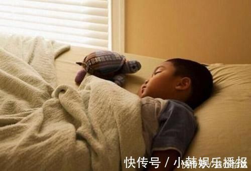 宝宝|“你是亲妈吗?”1岁宝宝摔下床,妈妈却冷眼旁观,医生:做的对