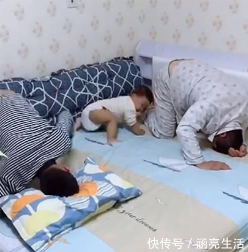 父子|父子犯错集体被罚跪,小宝宝的动作亮了!网友:回头我也这么干
