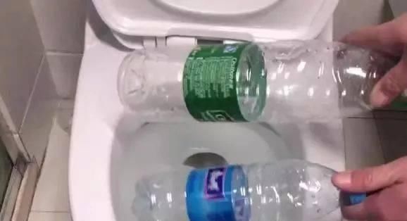 矿泉水瓶|马桶堵了别着急,只要2个矿泉水瓶,轻松解决马桶堵塞还不脏手