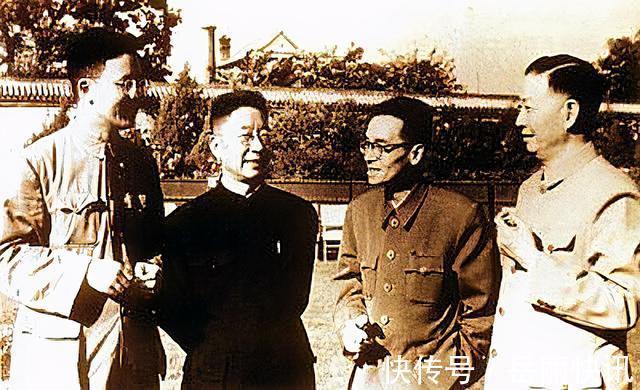 林斤澜#老舍跳湖前,在公园湖边坐了整整一天,是什么让他最终决定去死