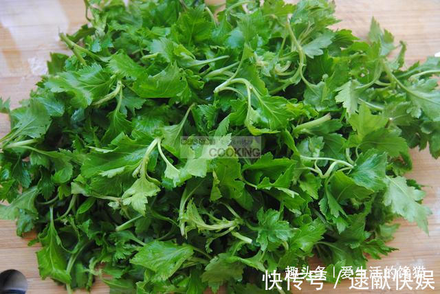 这菜是个宝，可惜很多人当草，包饺子比荠菜还鲜，现在吃正当季