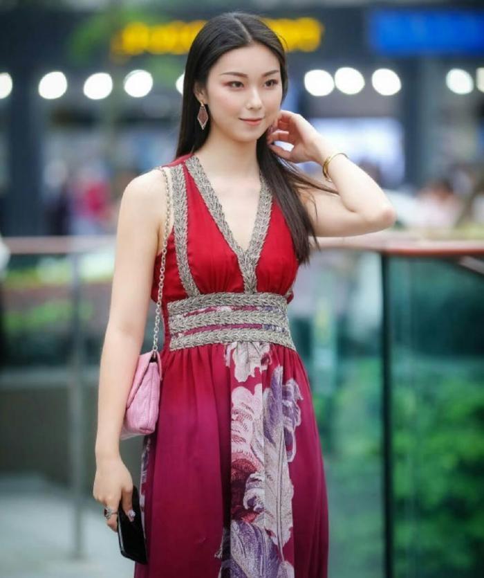 裙子穿出|美女街拍:女模特气场太大,引众人瞩目,谁不服?