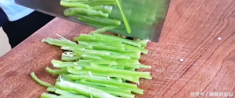 老虎菜怎么做才好吃,原来是有技巧的,看饭店大厨是怎么做的