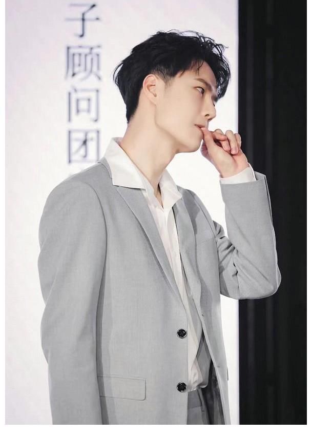 王一博直播和街舞王队长状态大不同：一个惜字如金，一个侃侃而谈