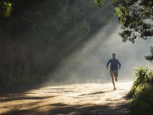 谢老爷子|8旬老人跑步50年,赤膊能跑10公里,年轻人早起为啥这么难?