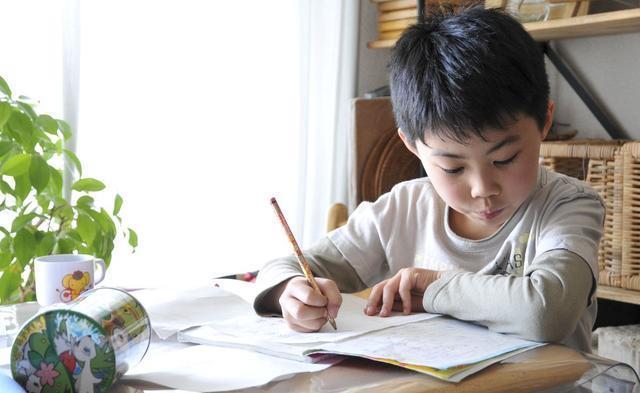 学习习惯|孩子将来是不是学霸,或许从小有征兆,有这4个特点就偷着乐吧