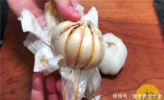 关大蒜|剥大蒜时,只要碰一碰这个部位,蒜皮马上完全脱落,太实用了!