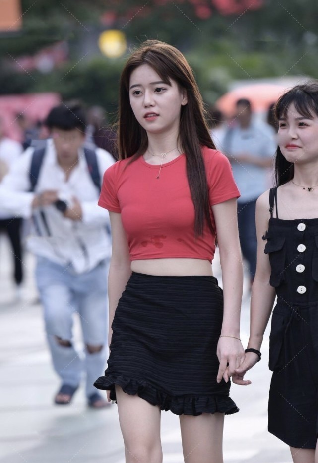 小姐姐|甜美小姐姐是“炫腹”族,红色上衣搭配包臀裙,甜美加高贵的气质