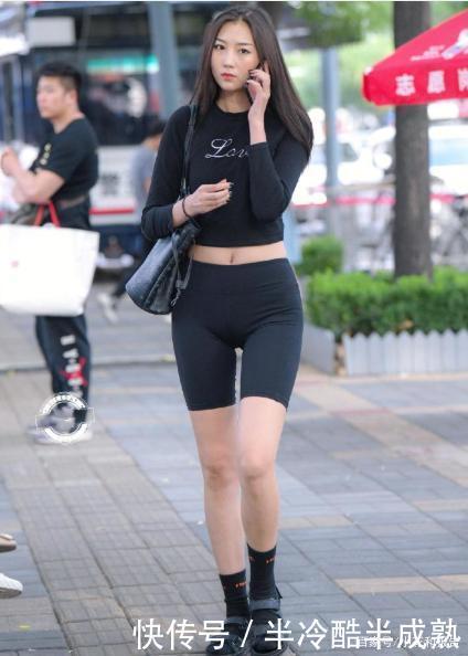 魅力|黑色瑜伽裤有多美小姐姐在街头秀身材,时尚运动装展现性感魅力