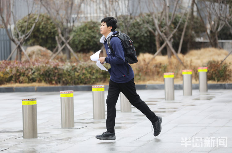 迎来新学期 青岛中小学生报到