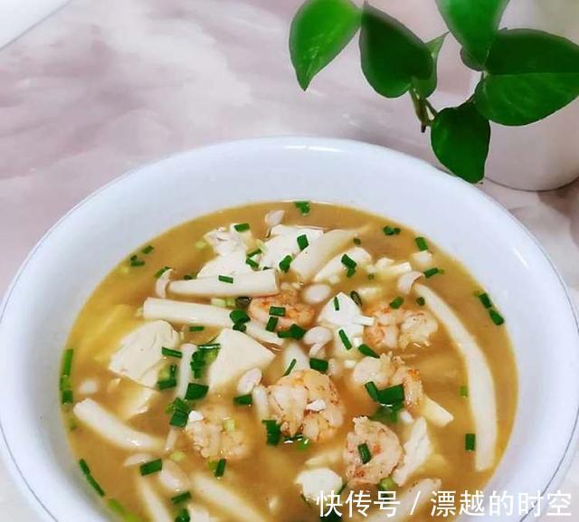 虾仁菌菇豆腐这三样食材在一起，打造一锅鲜香味美的海鲜汤