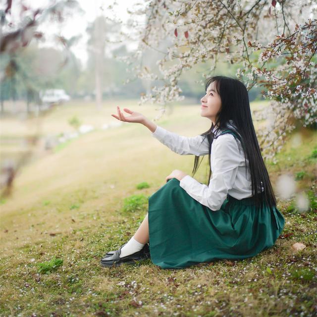 背带裙 穿上旗袍裙的她,才是最美的中国女人,优雅韵味尽在举手投足间