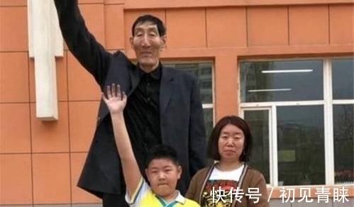 侏儒症|中国巨人鲍喜顺:12年前不顾医生忠告执意生下一子,现在怎样
