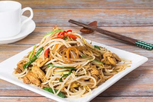 用它炒粉条，比白菜肉末好吃多了，清脆爽滑，吃一次就忘不了