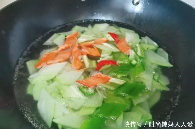 冬天|冬天吃黄瓜不如吃它,钙含量是黄瓜的3倍,价格却比黄瓜便宜