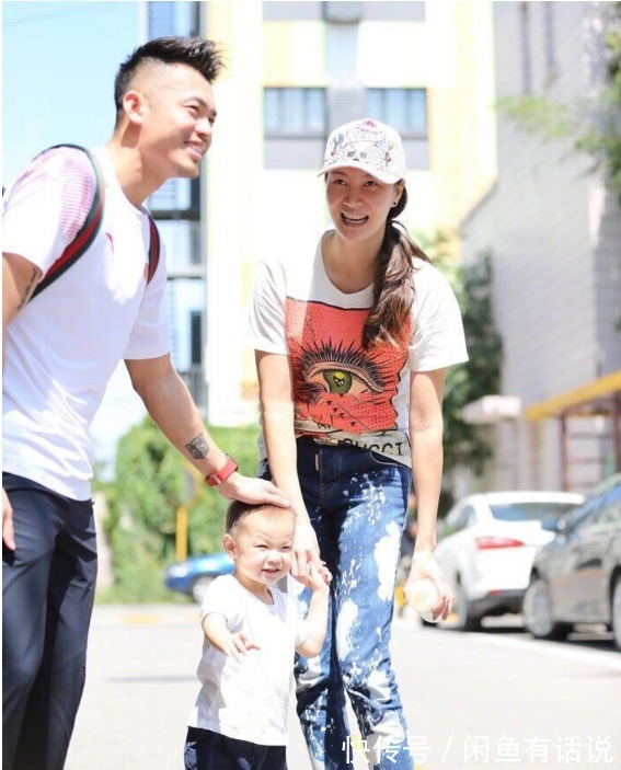 t恤|谢杏芳1米78的身高真占优势,穿牛仔裤腿又细又长,配白T也好惹眼