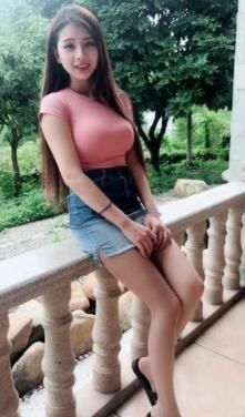 美女|漂亮的紧身牛仔裤小姐姐，时尚百搭，展现好气质！
