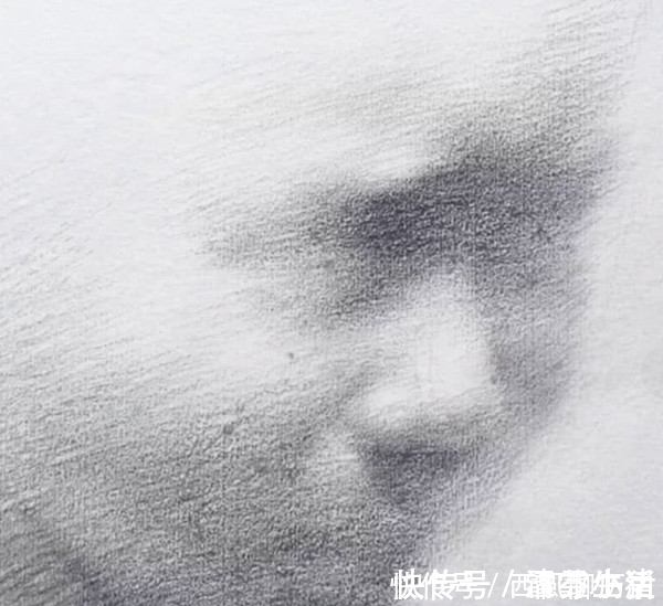 美术生@“幽灵画师”爆红,纸上都是马赛克,当镜头拉远:青铜变王者!