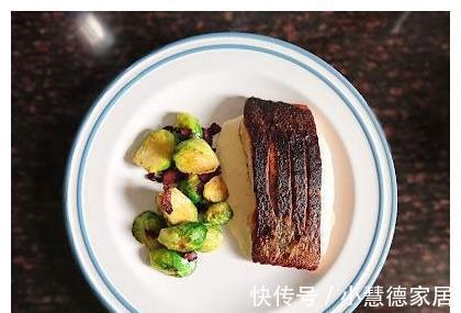 培根|煎鱼时，直接下油锅是不对的，掌握这个技巧，鱼皮不破、鱼肉不散