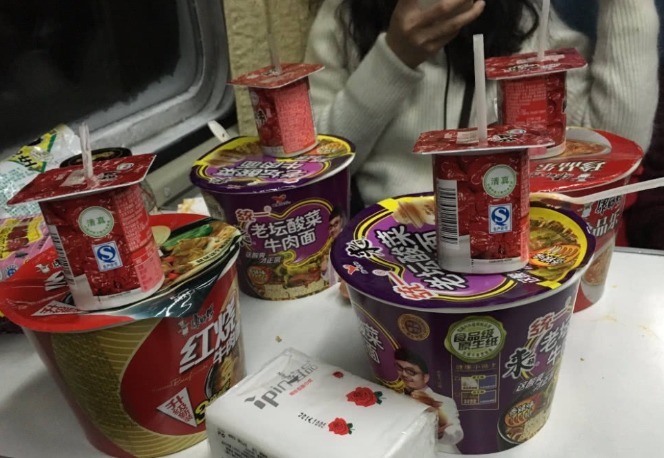 煮泡面时，先放料包还是面饼顺序做不对，难怪油水大还不好吃