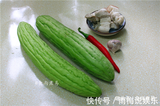 苦瓜这食材,很多人不爱,这样炒,软嫩甘甜,清热解毒减脂肪