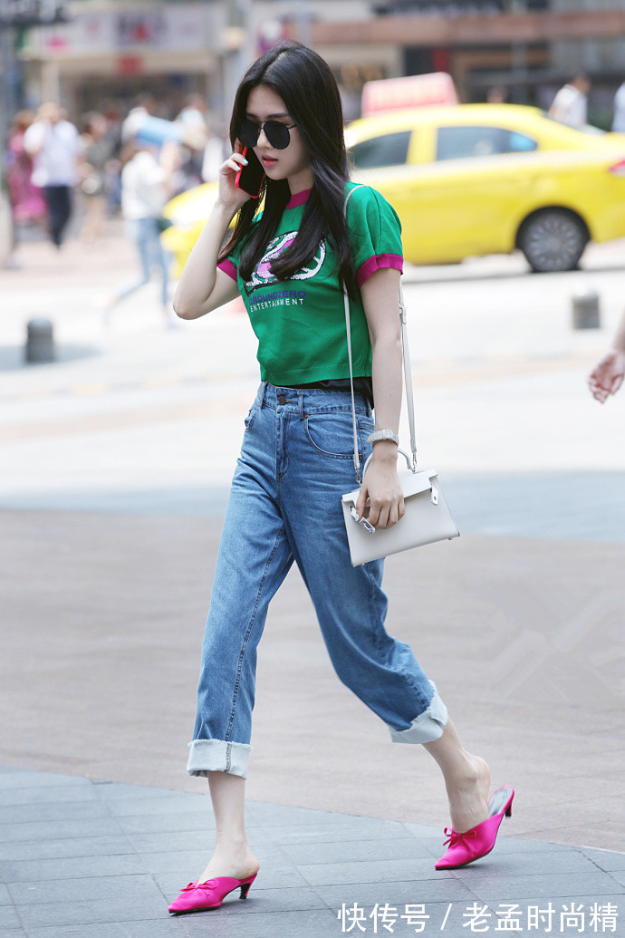 街拍|重庆街拍,百搭单品的T恤,舒服又随意,怎么搭配都好看!