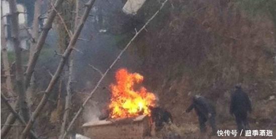 农民修房子挖出两副棺材,打不开放了一把火,他想掩饰什么!