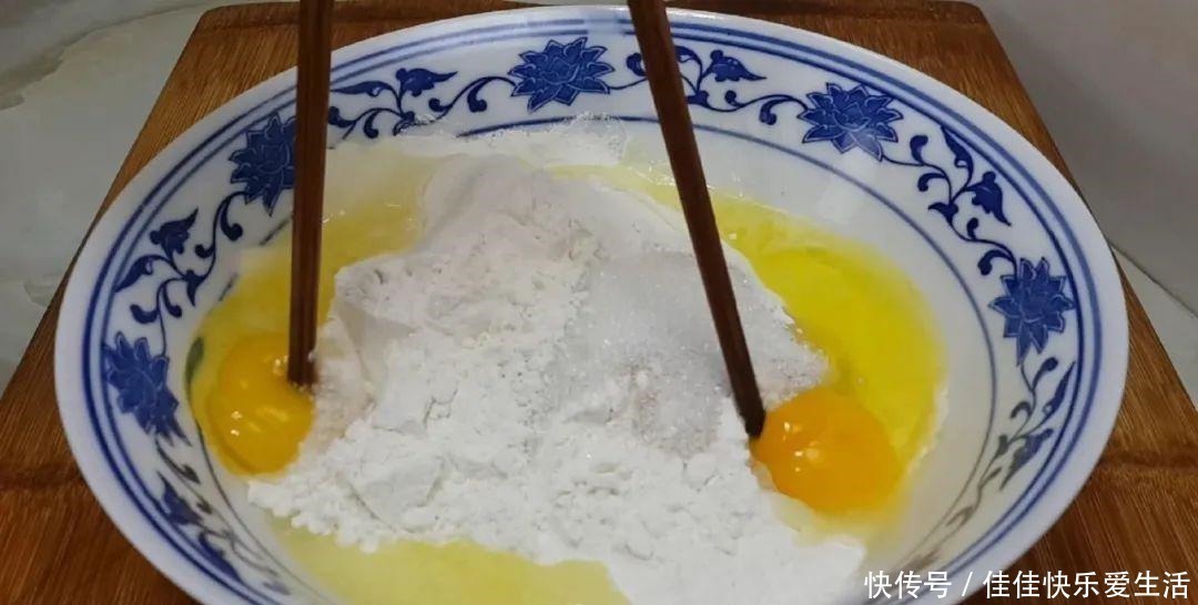 好吃|面粉别蒸馒头了,加2个鸡蛋,个个蓬松暄软,比面包简单好吃