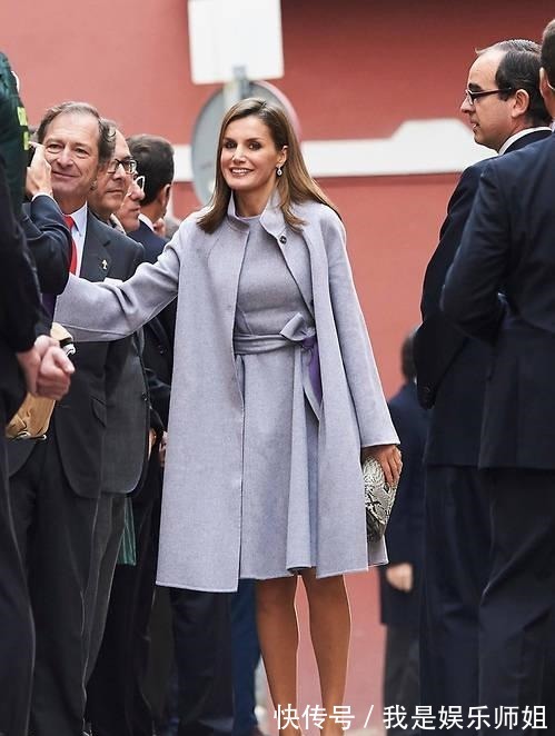 扎马尾|西班牙王后再穿灰色套装, 挽起袖子换种风格, 扎马尾最少年轻10岁!