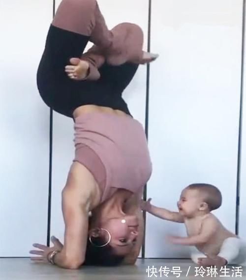 宝妈|妈妈倒立练瑜伽,宝宝笑着赶来“吃奶”,动作乐坏网友:饿坏了吧