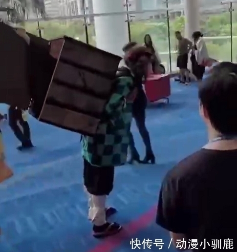 妹子|大佬背着妹子cos鬼灭之刃,腰都压弯了,手上青筋都起来了