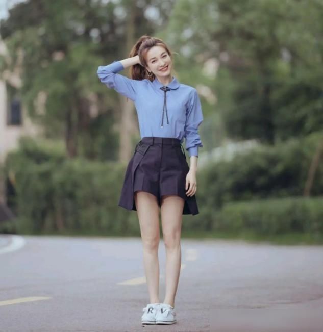 写真|吴昕曝出“校园风”写真,甜美可爱宛如少女,完全不像30岁姐姐