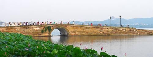 中年|我国第一个免费开放的5A景区,节假日人满为患,人民币上都有它!