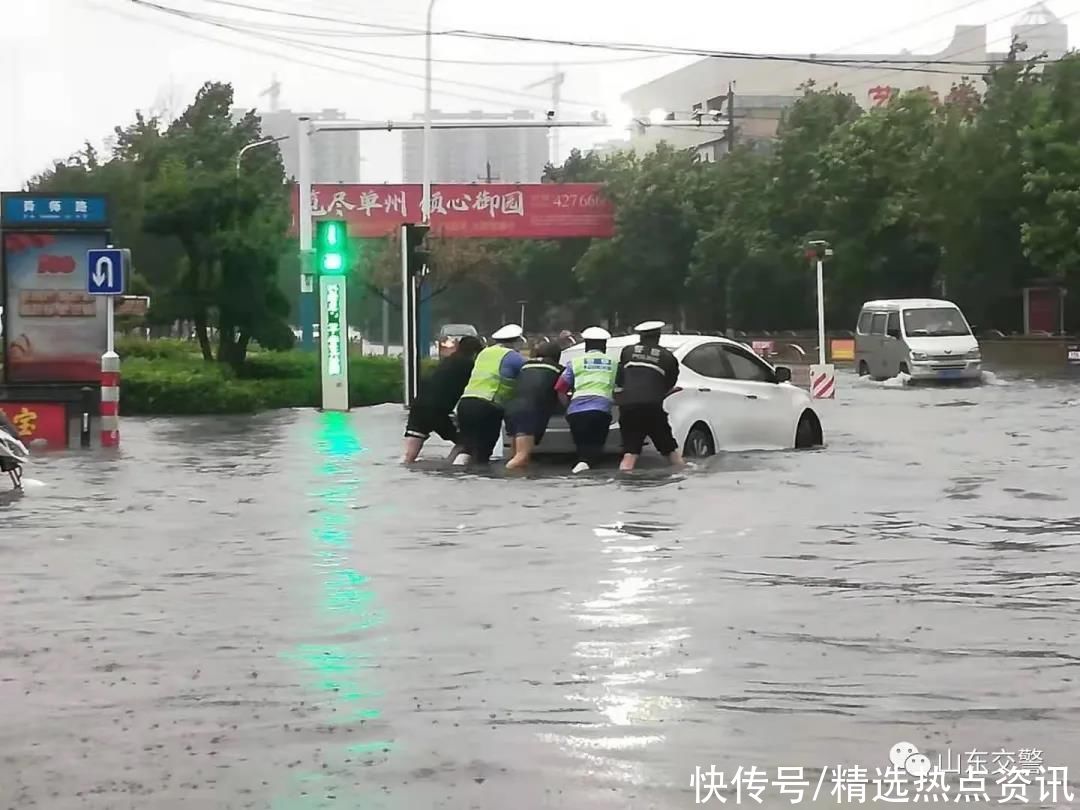 防汛|山东：逆风雨而行 暖心警事儿一幕幕上演