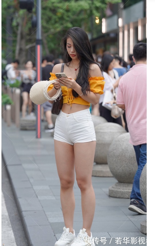 一字领 胖沙漏型身材穿短裤,搭配一字领短上衣,轻松打造身材曲线美