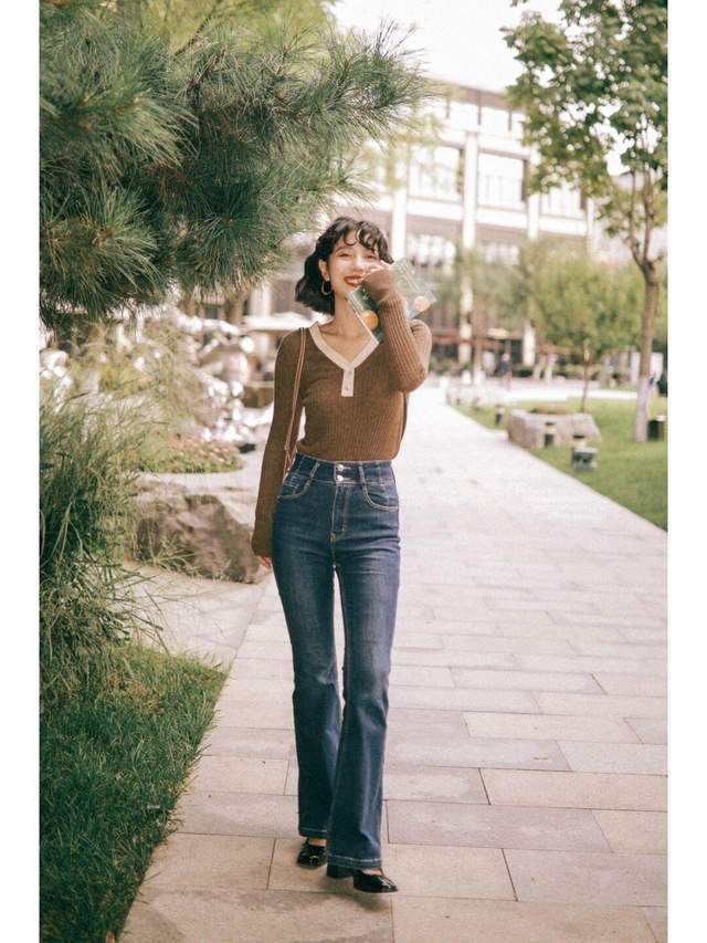 穿搭|秋季保暖怎么穿?不如试一试针织衫+牛仔裤,复古时髦又舒适