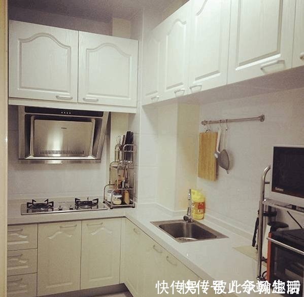 老师傅|老公坚持把阳台和客厅打通，让老师傅装一排榻榻米，一房变两房！