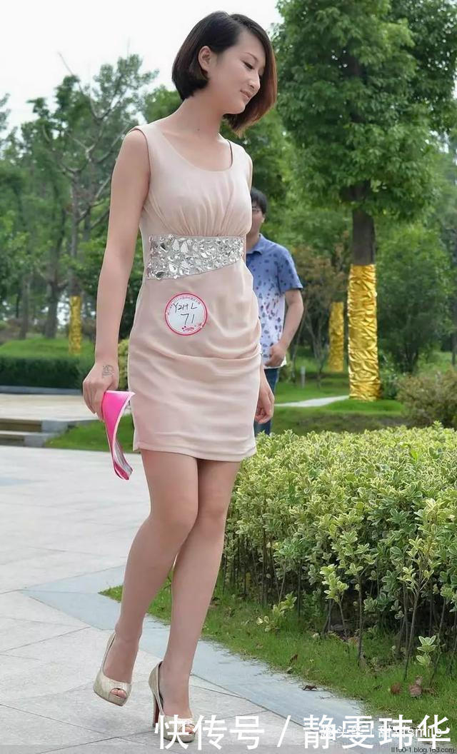 美女脚上穿着一双黑色的小高跟鞋，尽显女性优雅的魅力气质