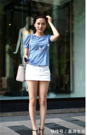 美女|街拍：气质美女穿白色连衣裙，长发披肩，仙气十足