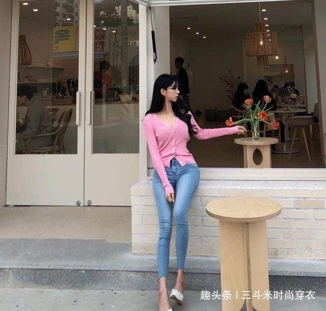 美女 牛仔裤美女穿出优雅高级感,展现青春苗条好身材,尽显女性风采!