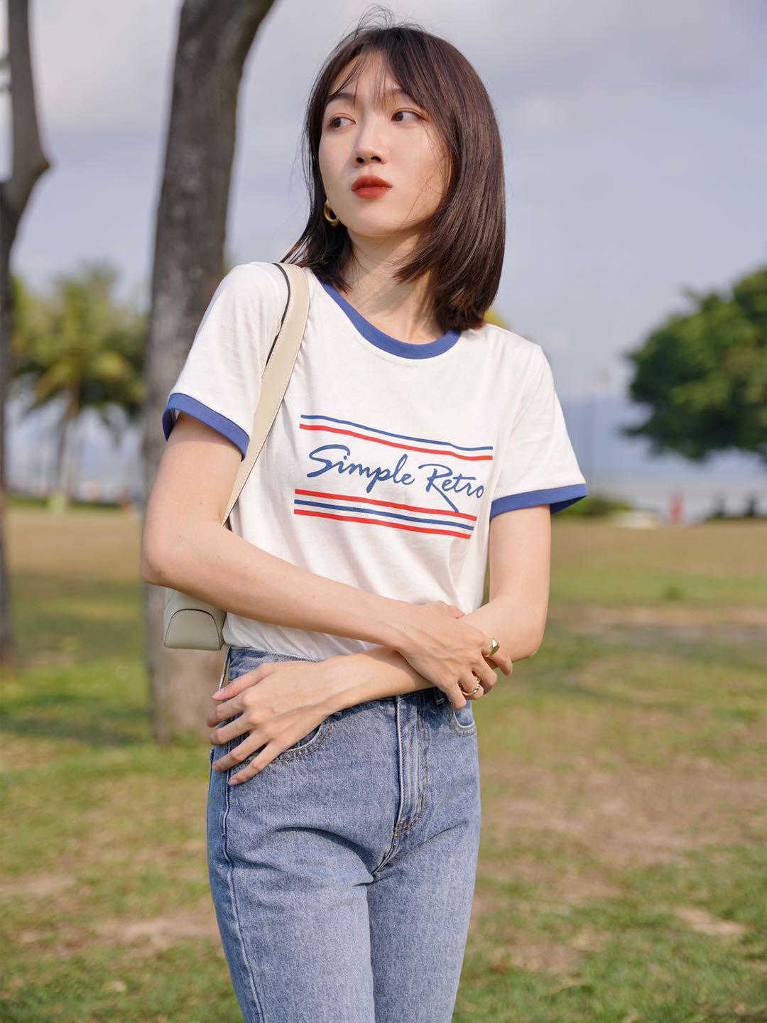 搭配|日常不用穿得太花哨,T恤搭配牛仔裤,法式穿搭依然能成为焦点