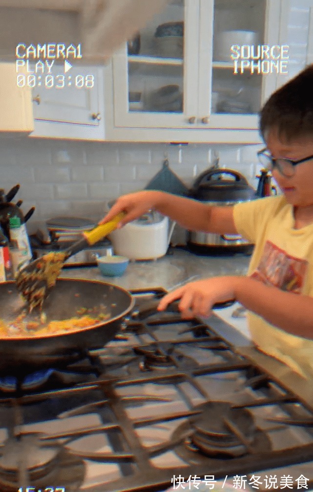 儿子|何洁晒照为儿子庆生,别墅豪宅曝光,前夫赫子铭线上送祝福显落寞