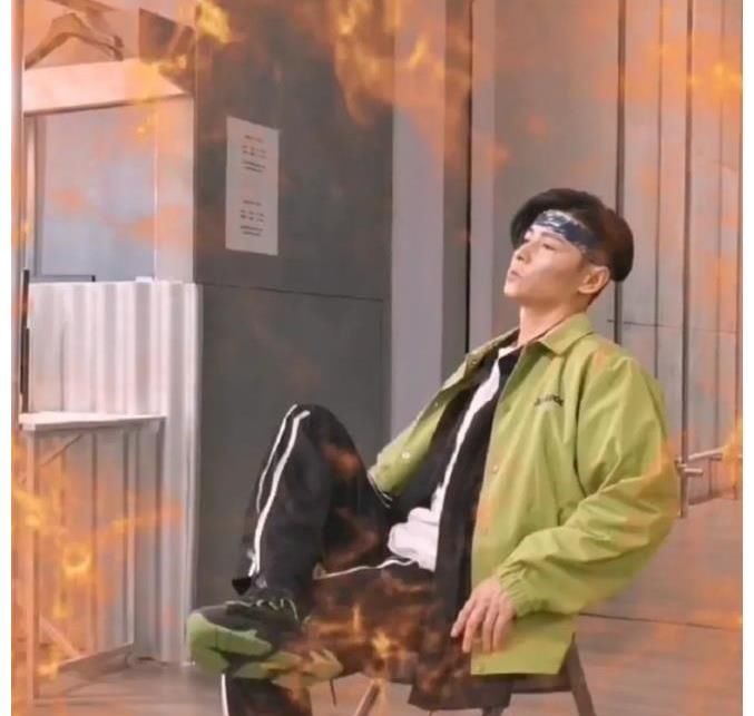 男明星做飯被發(fā)現(xiàn)鍋里空蕩蕩，表現(xiàn)很敷衍連假裝炒菜也懶得假裝